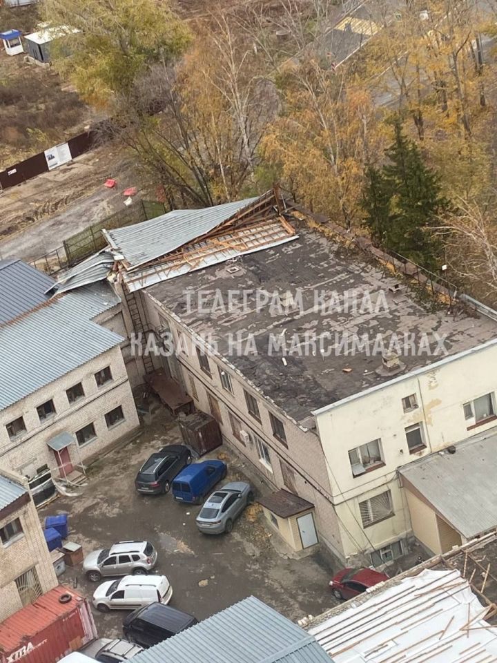 В Казани из-за сильного ветра слетают крыши и падают деревья
