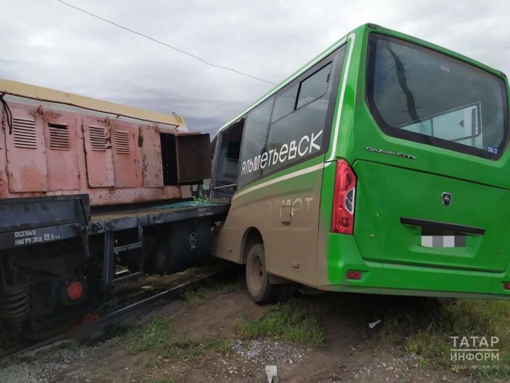 В Альметьевске столкнулись мотовоз и автобус – пострадала женщина