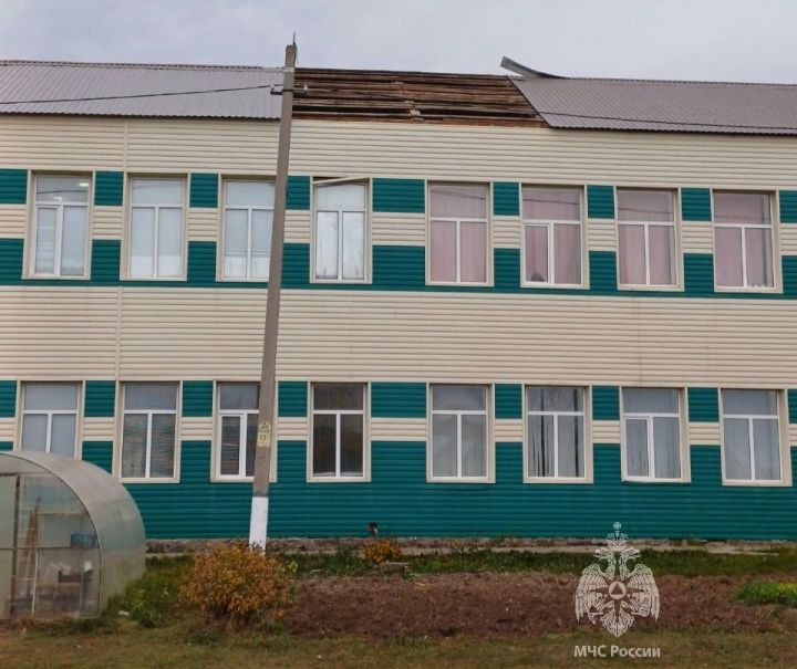 В Татарстане из-за сильного ветра сорвало кровлю шести зданий