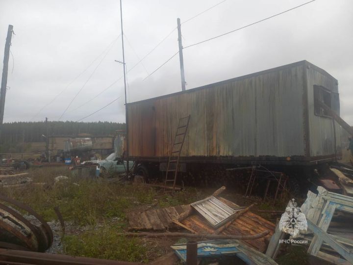 Сотрудница охраны погибла на пожаре в строительном вагончике в Татарстане
