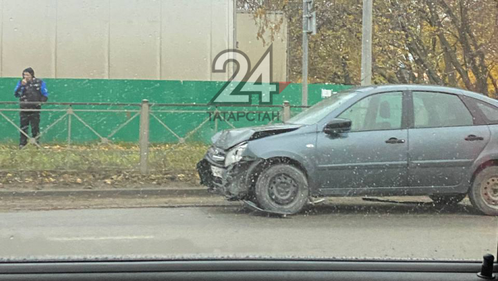 Иномарка вылетела на разделительный отбойник от удара с «Ладой» в Казани