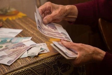 Мошенники украли у 93-летнего пенсионера 400 тысяч рублей, представившись его дочерью