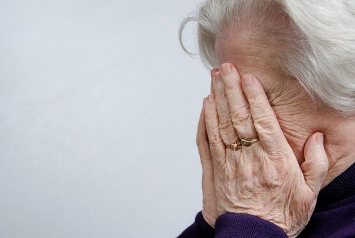 В Челнах пенсионерку осудили за брошенную в ребенка банку