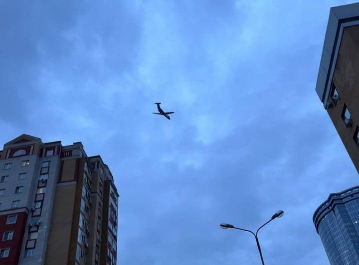 В Казани самолет пролетел низко над Советским районом