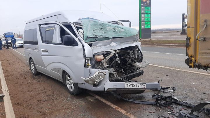 В Татарстане скончался водитель микроавтобуса, который врезался в фуру