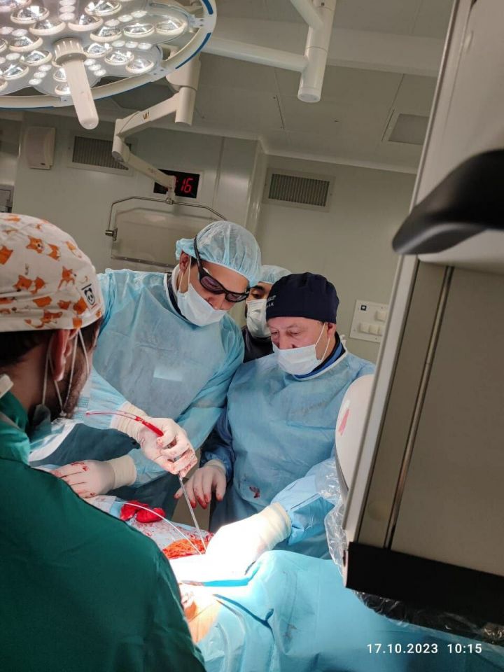 В Нижнекамске врачи провели две операции по эндопротезированию брюшной аорты