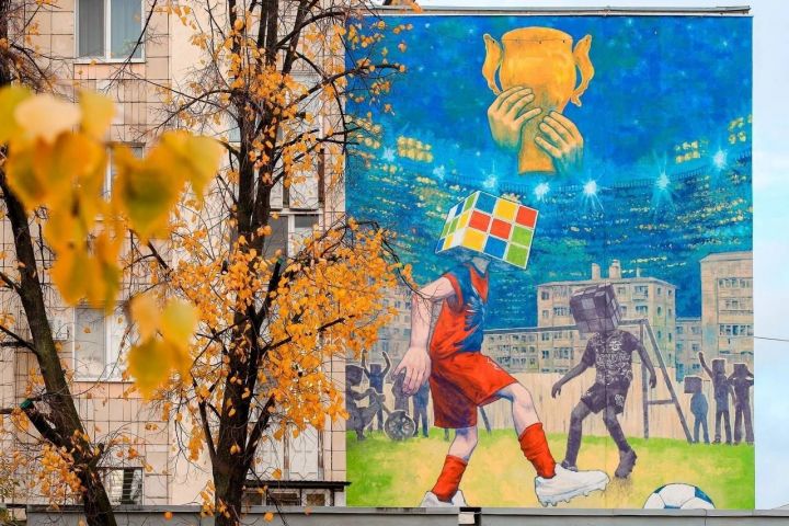 На доме в Казани появился мурал с изображением футболистов