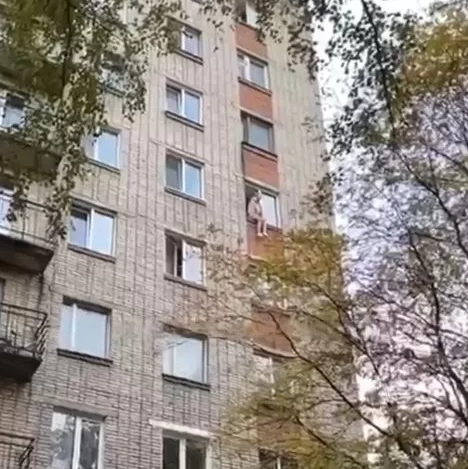 В Нижнекамске девушка чуть не выпала из окна многоэтажки