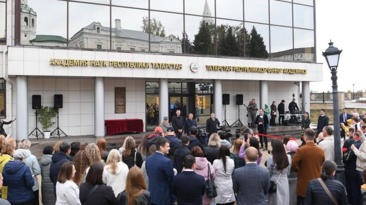 Минниханов открыл мемориальную доску Мансуру Хасанову в Казани