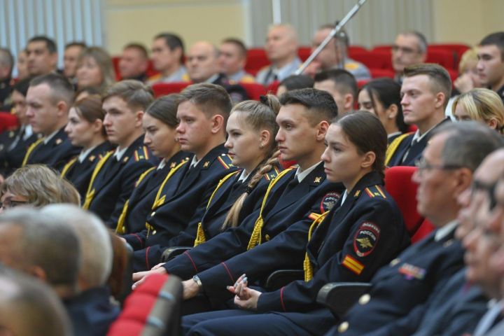 Минниханов вручил награды сотрудникам органов внутренних дел РФ