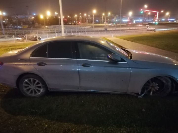 В Казани 20-летняя автоледи на Mercedes столкнулась с иномаркой и вылетела на газон
