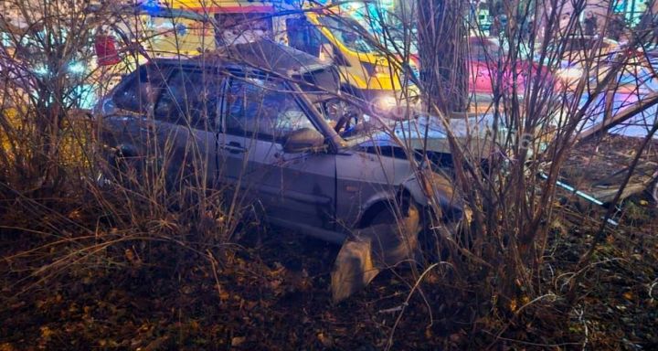 В Казани «Лада» влетела в дерево, водитель погиб на месте
