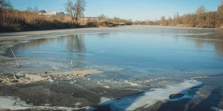 В Казани мать с двумя детьми провалилась под лед на пруду