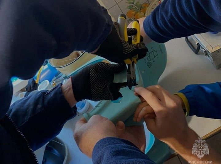 В Казани спасатели помогли ребенку, палец которого застрял в горшке