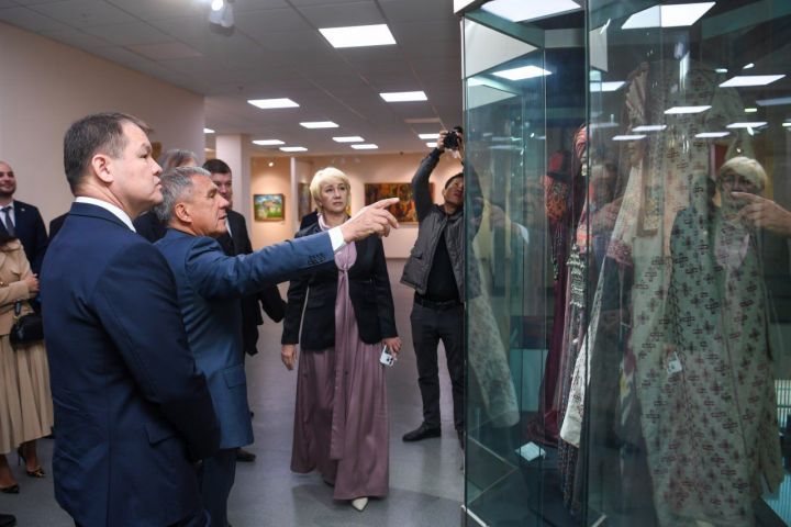 Раис РТ посетил государственный музей искусств Республики Каракалпакстан имени Савицкого