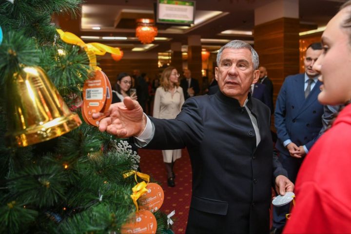 Рустам Минниханов принял участие в новогодней акции «Елка желаний»