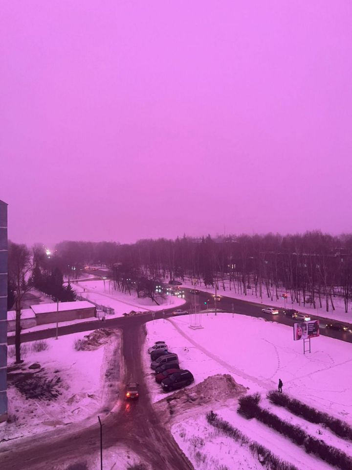 Татарстанцы сегодня увидели необычный розовый туман