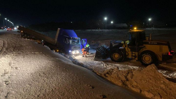 Сотрудники ДПС спасли водителя большегруза из снежного плена в Татарстане