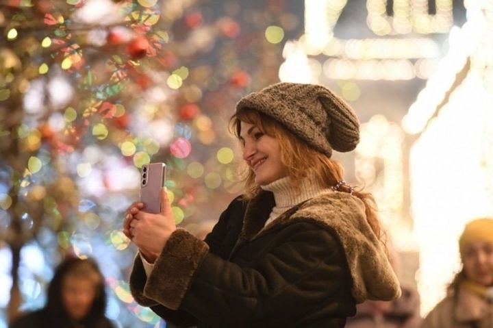 На улице Баумана в Казани включили новогоднюю иллюминацию
