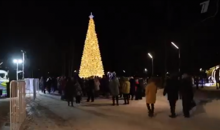 Уникальная золотая елка в Нижнекамске попала в сюжет «Первого канала»