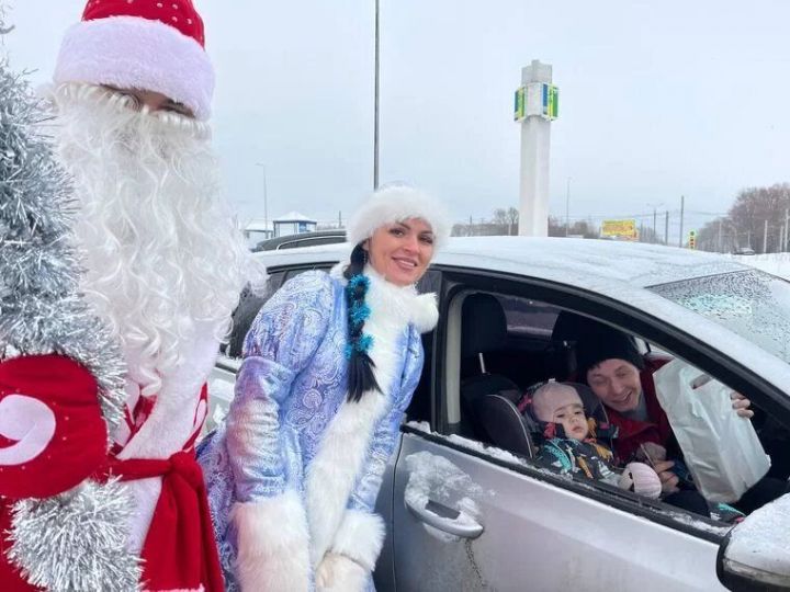 Полицейский Дед Мороз и Снегурочка поздравили водителей с наступающим Новым годом