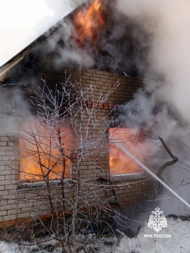 В Нижнекамском районе из горящего дома спасли мужчину