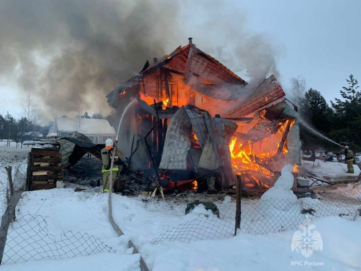 Отец с двумя детьми погибли на пожаре в Пестречинском районе Татарстана