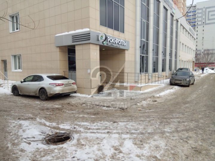 Казанцы пожаловались на открытый канализационный люк на улице Сахарова