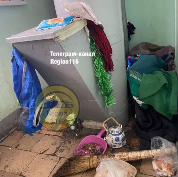 В Дербышках бомж захламил подъезд вещами и едой из мусорки