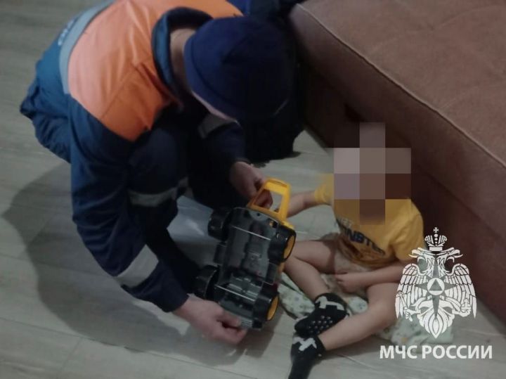 В Казани спасатели помогли мальчику, у которого палец застрял в игрушке