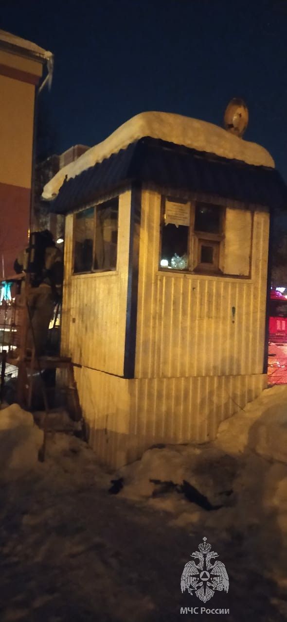 Мужчина получил ожоги в загоревшейся будке охраны автостоянки в Казани