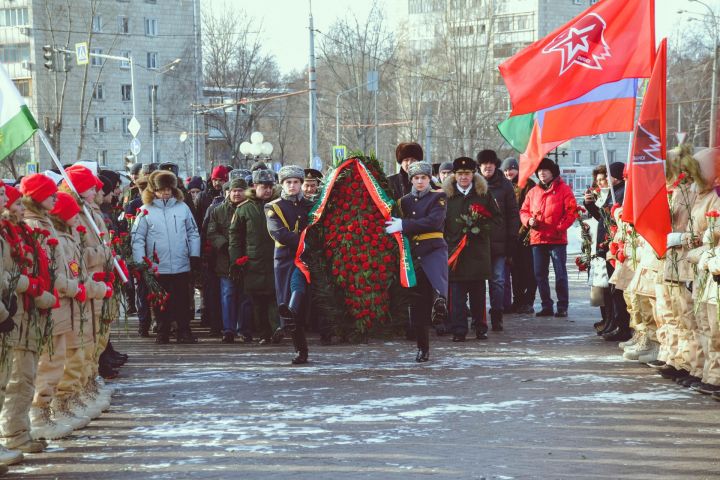 В Казани в парке Победы возложили цветы к Вечному огню