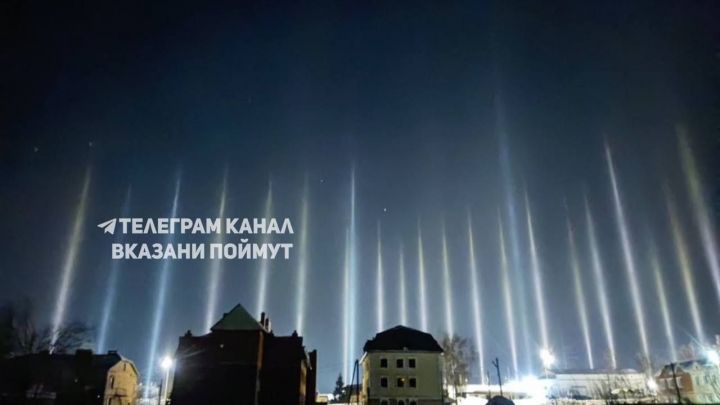 Соцсети: световые столбы заметили ночью в Камском Устье
