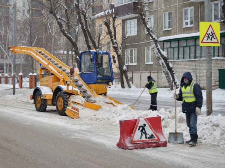 Власти Казани объяснили причины плохой уборки тротуаров от снега