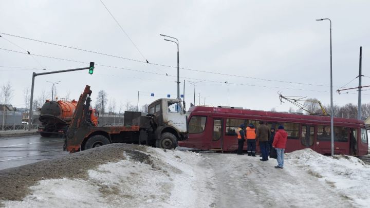 В Казани грузовик без тормозов влетел в трамвай