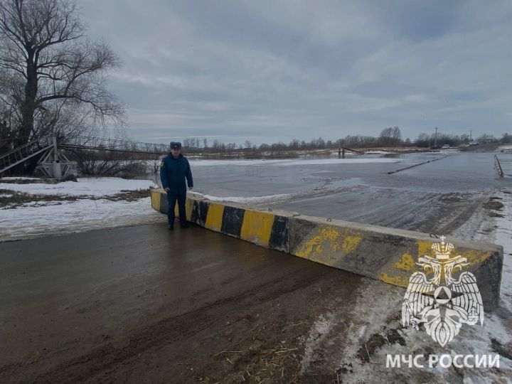 В Татарстане затопило низководный мост на реке Шешма
