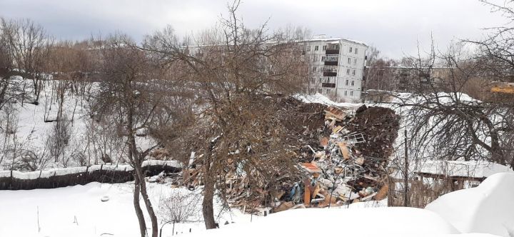 В Казани «КамАЗы» сгружают мусор в овраг у СНТ