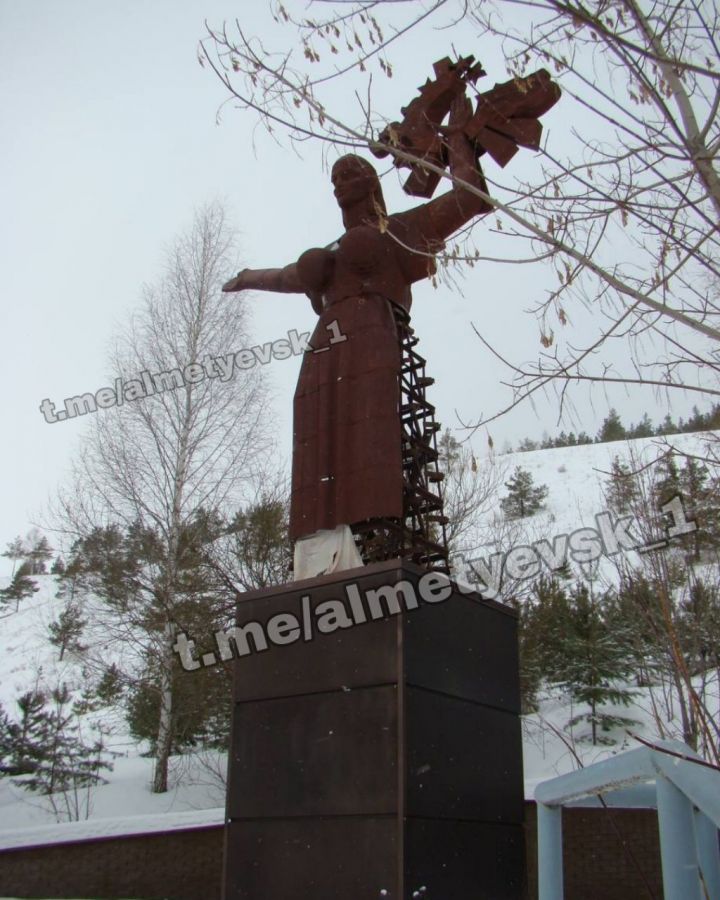 В Альметьевске вандалы «раздели» памятник «Мать Татария»