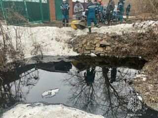 В Альметьевском районе сотрудники МЧС очистили ручей от нефтяной эмульсии