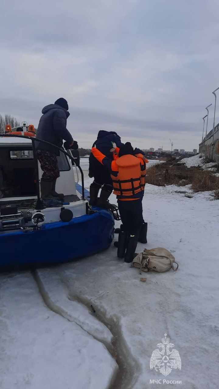 Челнинские спасатели помогли рыбаку, которому стало плохо на Каме