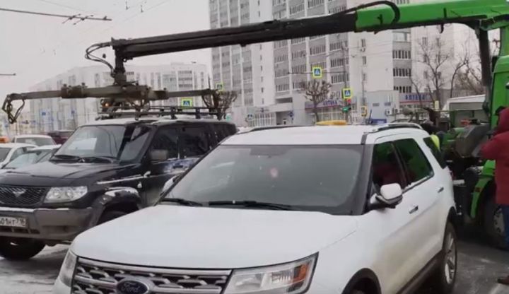 Перевозчики Казани негодуют из-за оставленных на автобусной полосе автомобилей