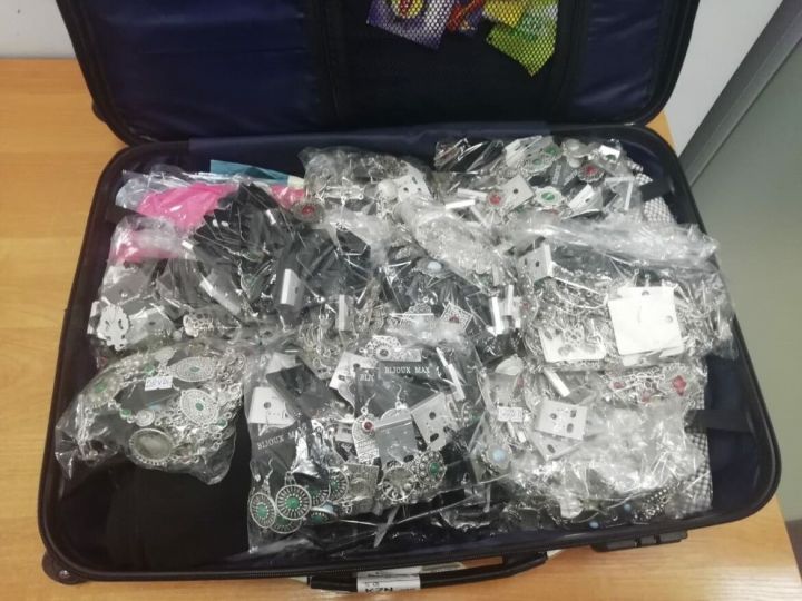 В казанском аэропорту у женщины изъяли 8,5 кг украшений