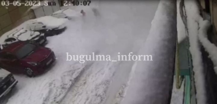 Прокуратура организовала проверку по факту схода снега с крыши здания в Бугульме