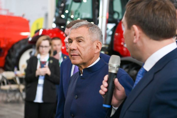 Минниханов передал работникам сельхозуправлений РТ 43 машины