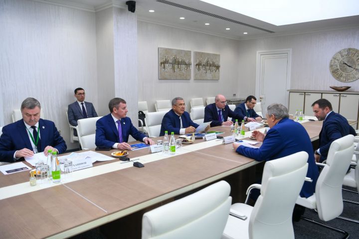 Рустам Минниханов встретился с генеральным директором АО Фирма «Август»
