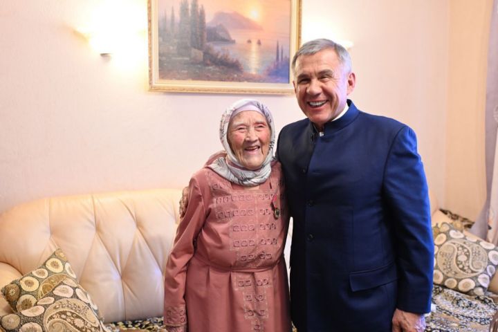 Минниханов поздравил со столетним юбилеем педагога Нуранию Мухаметовну