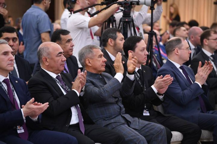 Минниханов принял участие в пленарной сессии «ИННОПРОМ. Центральная Азия».