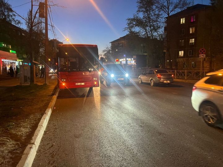 В Казани из автобуса выпала коляска с ребенком