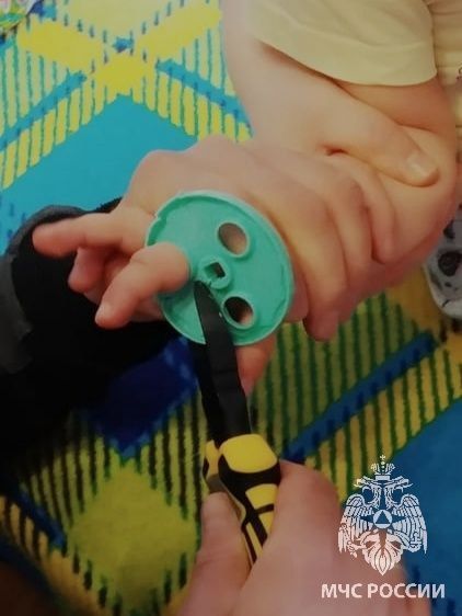 В Казани спасатели помогли ребенку, палец которого застрял в игрушке