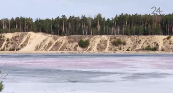 Экологи Казани назвали причину окрашивания Изумрудного озера в розовый цвет